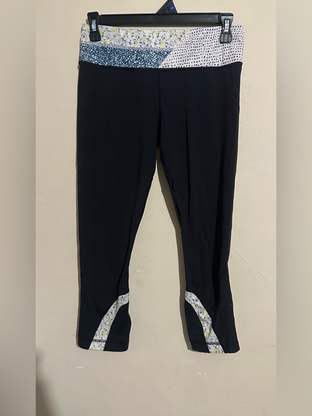 lululemon 6 Black Leggings with Printed Waistband and Hem Accents pockets